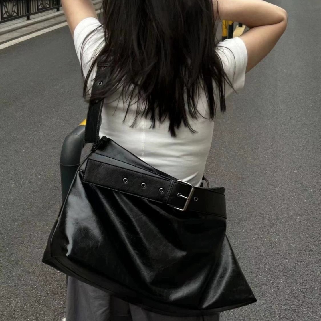 大容量 レザー調 黒ショルダーバッグ