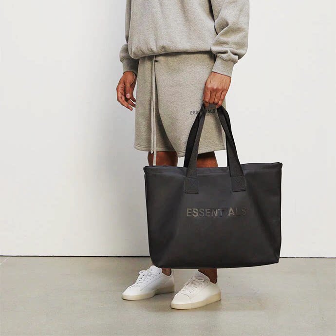 黒バッグ 艶消し素材が上品なロゴ入り大容量トートバッグ