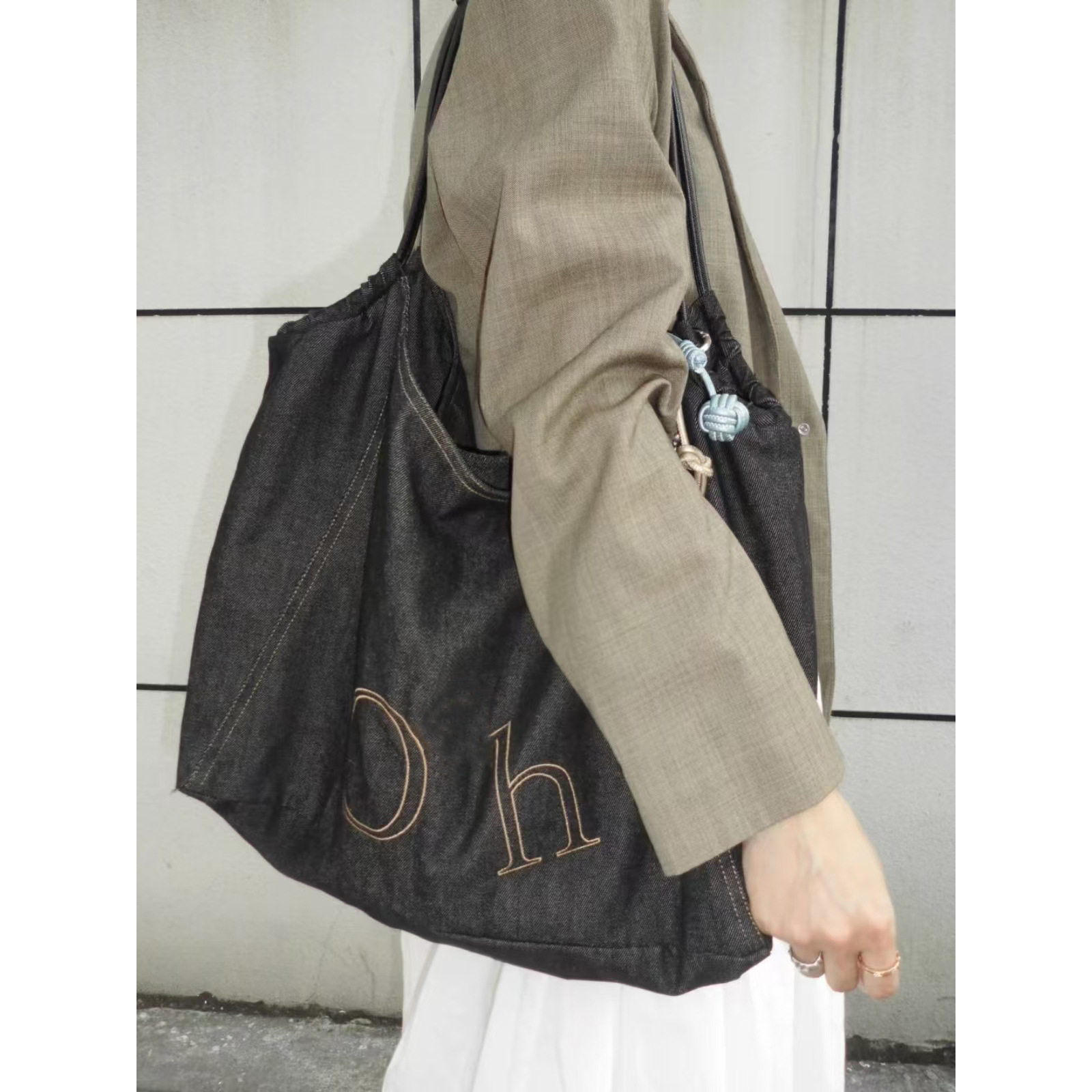 黒バッグ デニム素材刺繍ロゴ巾着トートバッグ