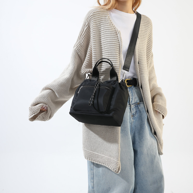 黒バッグ ナイロン素材の2wayミニショルダーバッグ