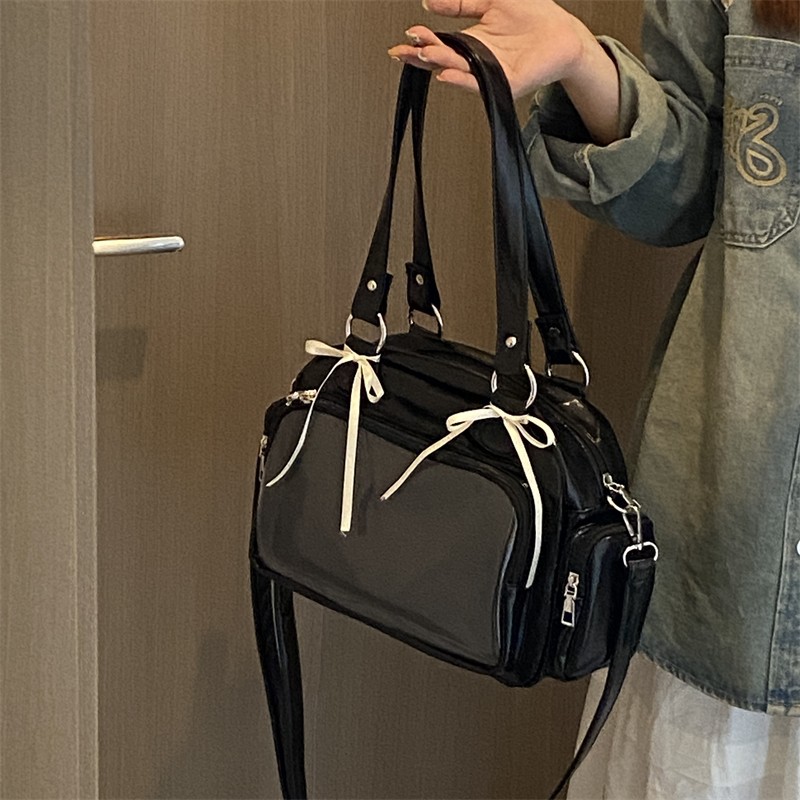 黒バッグ リボン飾りエナメル風多収納ハンドバッグ