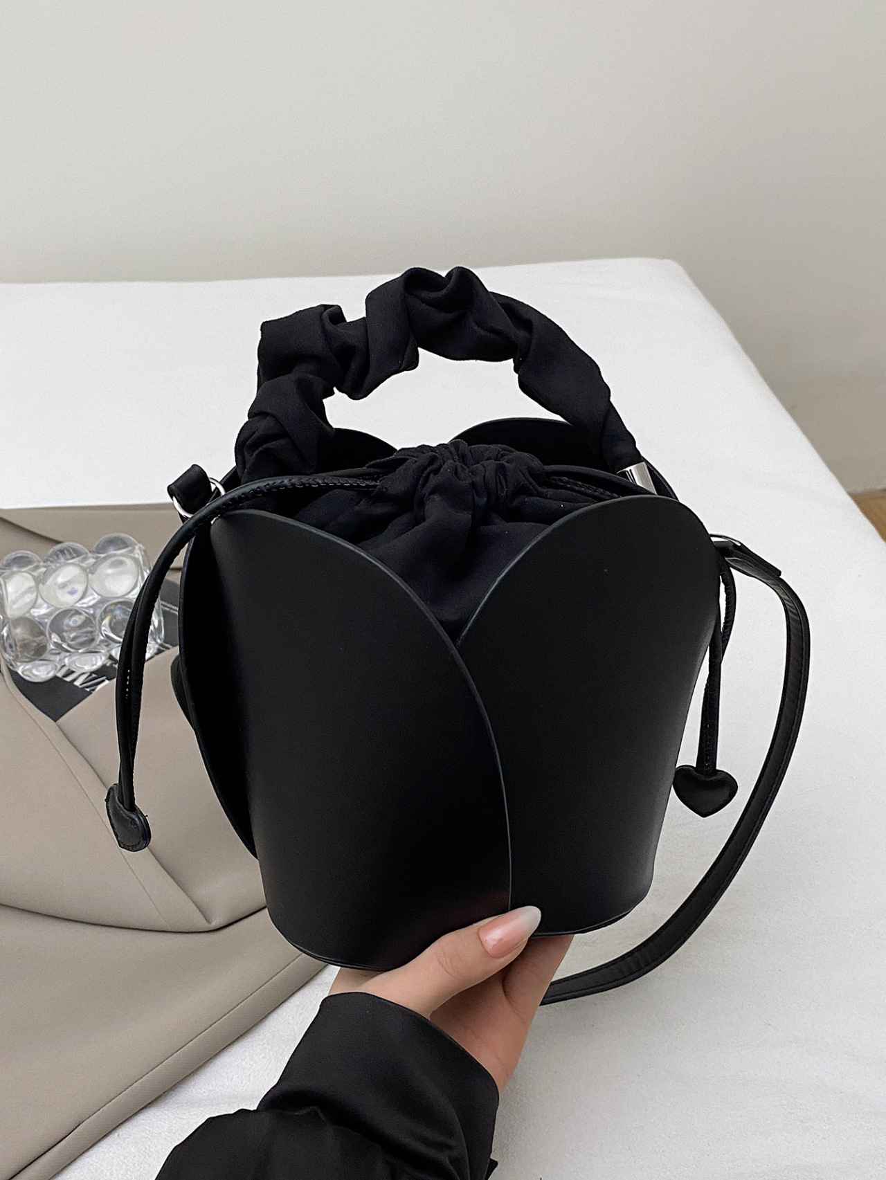黒バッグ 巾着デザイン立体フォルムハンドバッグ