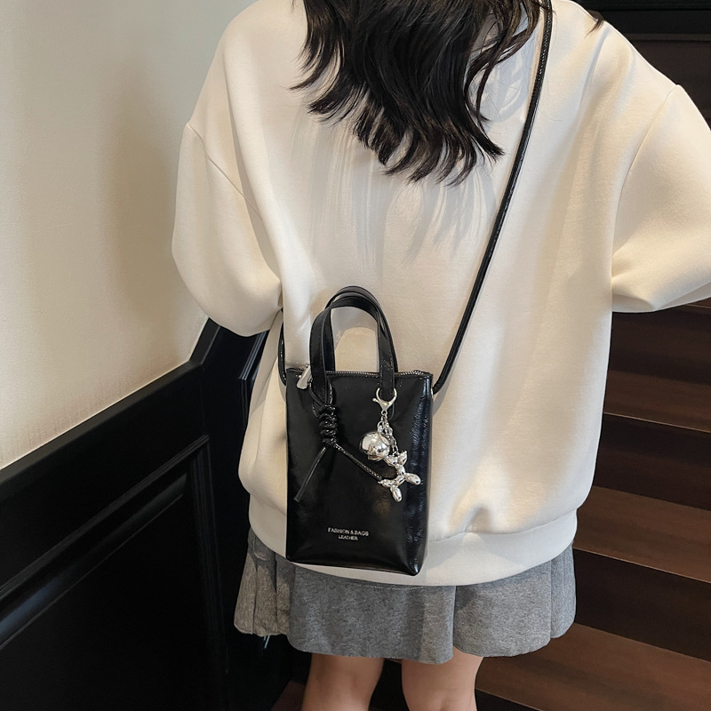 黒バッグ チャーム付きコンパクト二層式ミニショルダーバッグ