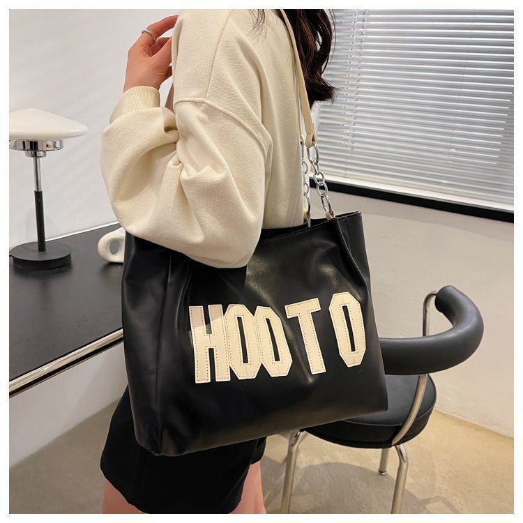 黒バッグ ロゴ刺繍チェーン付き合成皮革トートバッグ
