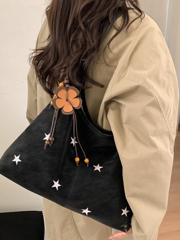 黒バッグ 星柄刺繍ウッドフラワーチャーム付きトートバッグ