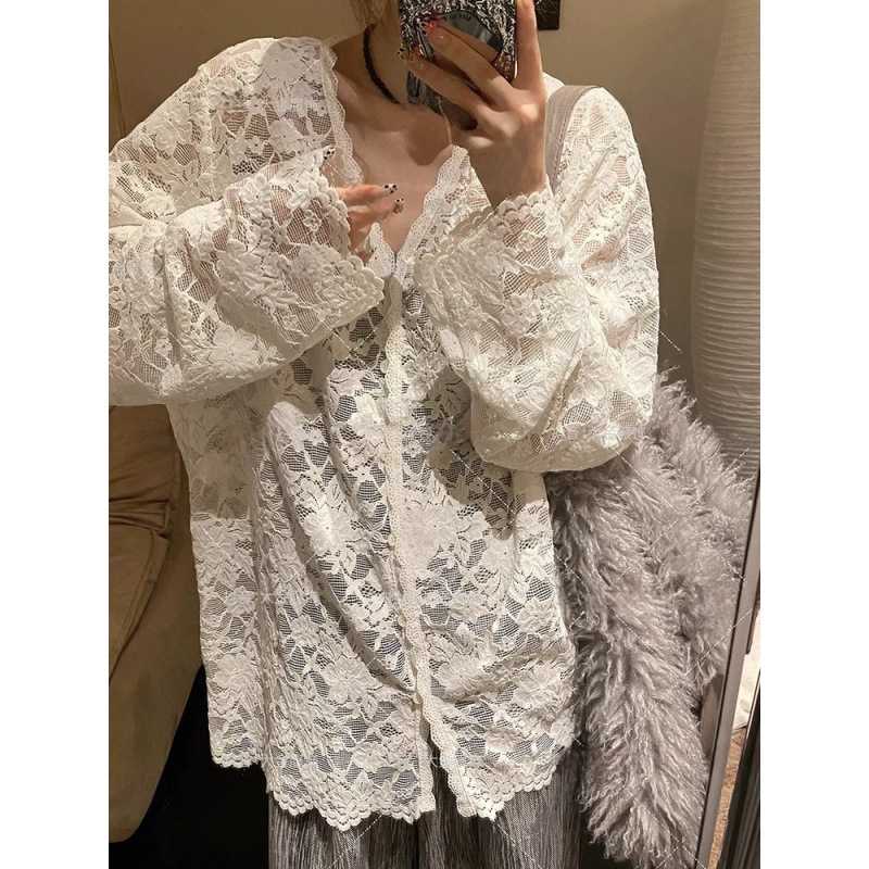 レースロングシャツで作る！女性らしさが際立つコーデ10選