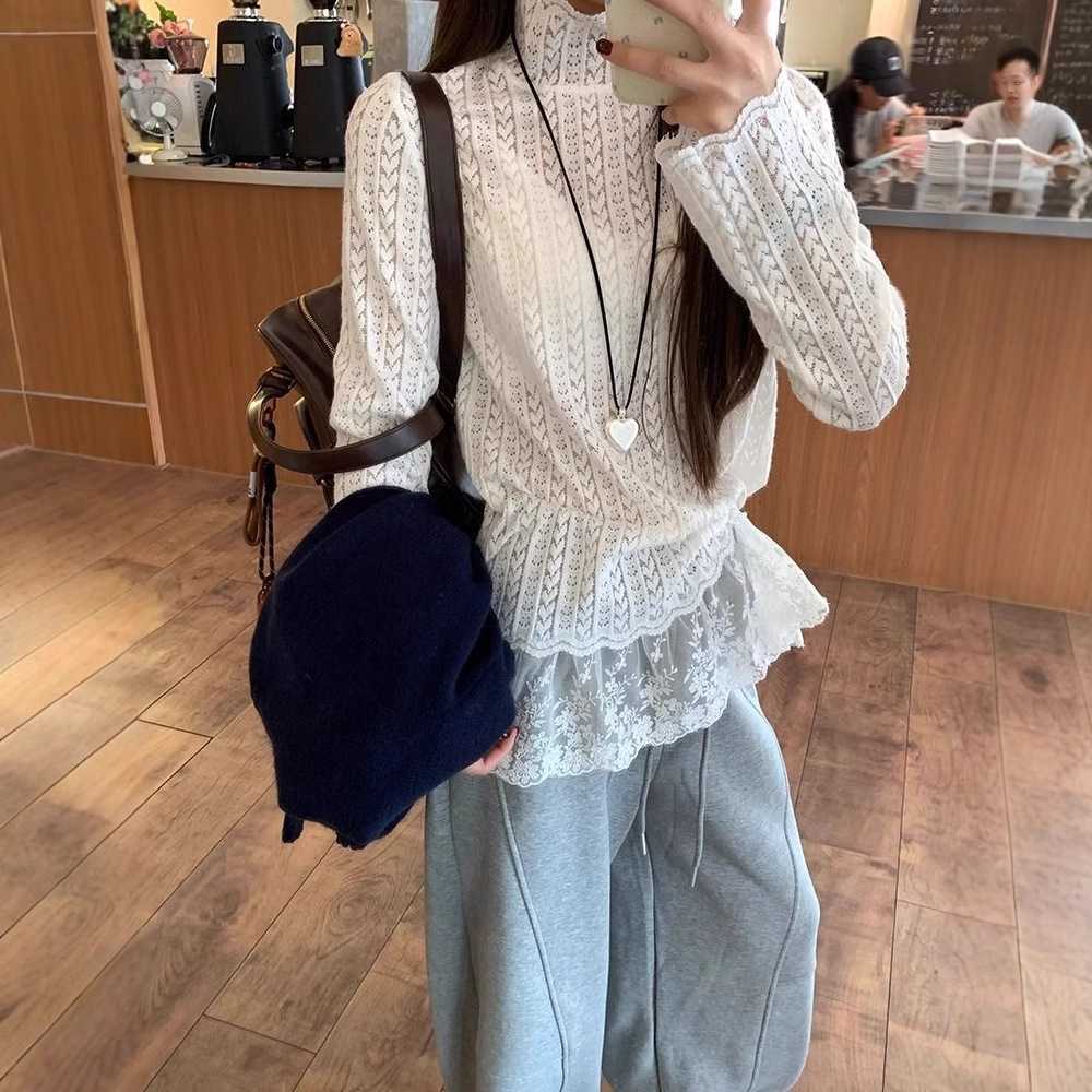 こなれ感が手に入る！パーカーにも合うレースのゆるかわコーデ10選