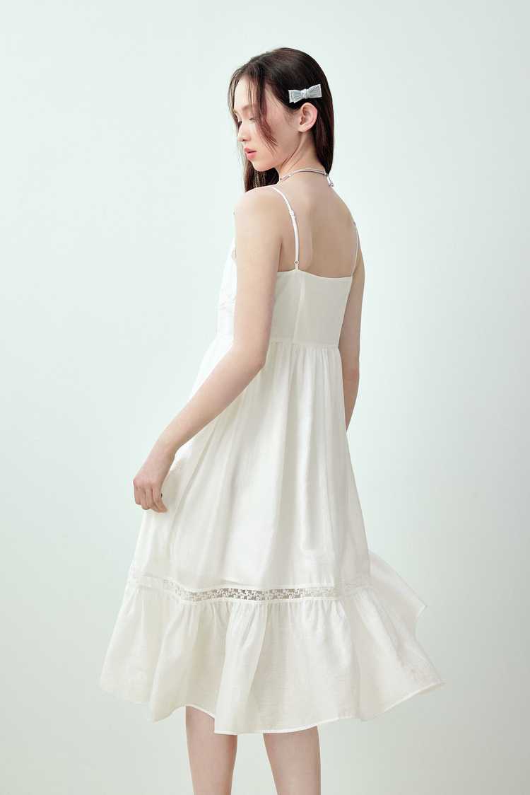 レースキャミワンピで魅せる心躍るコーデ5選