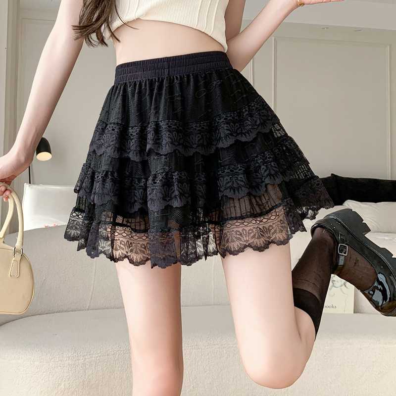 タイトな服とレーススカートのコーデ5選