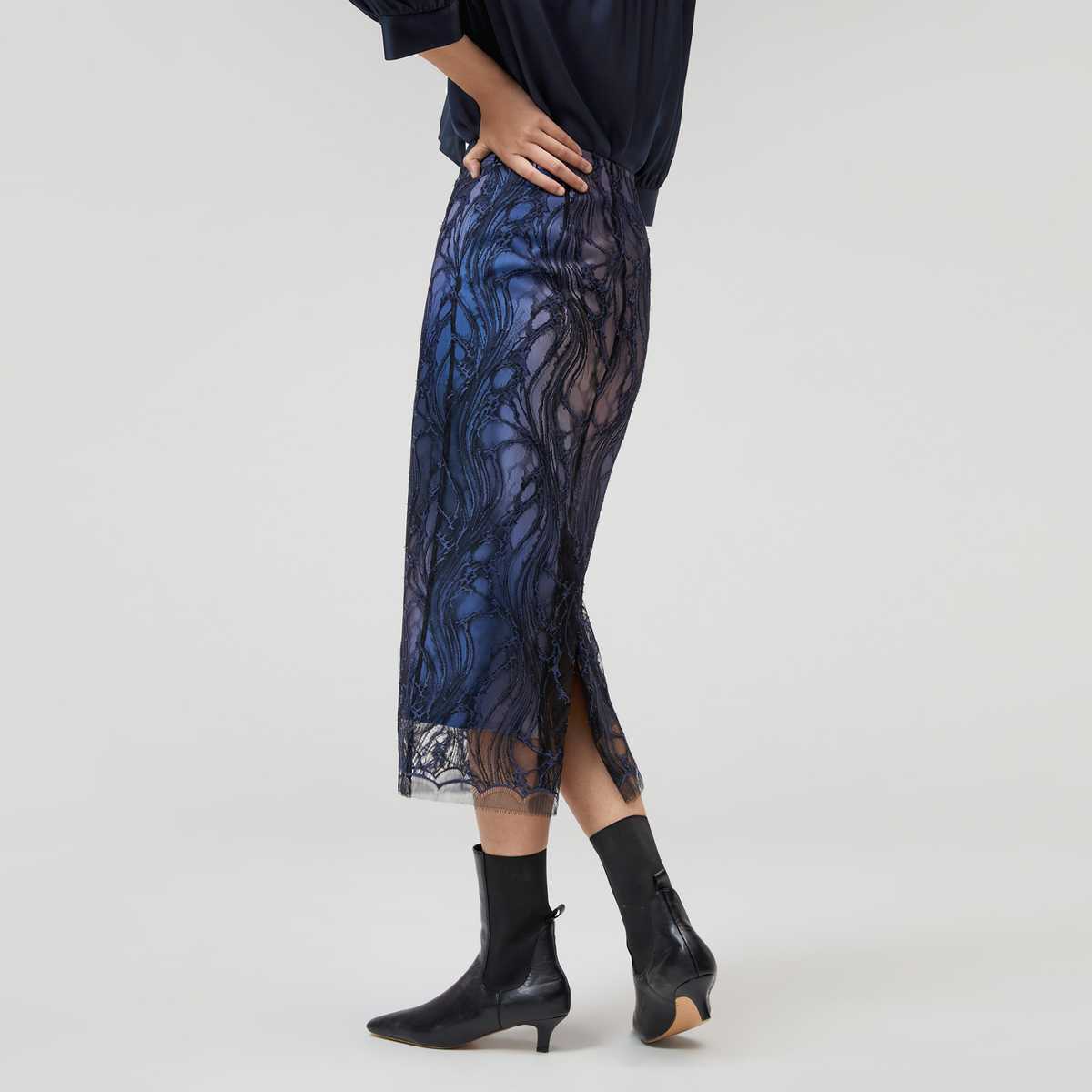 気品漂う！ブルーのレーススカートで叶える大人の着こなし5選