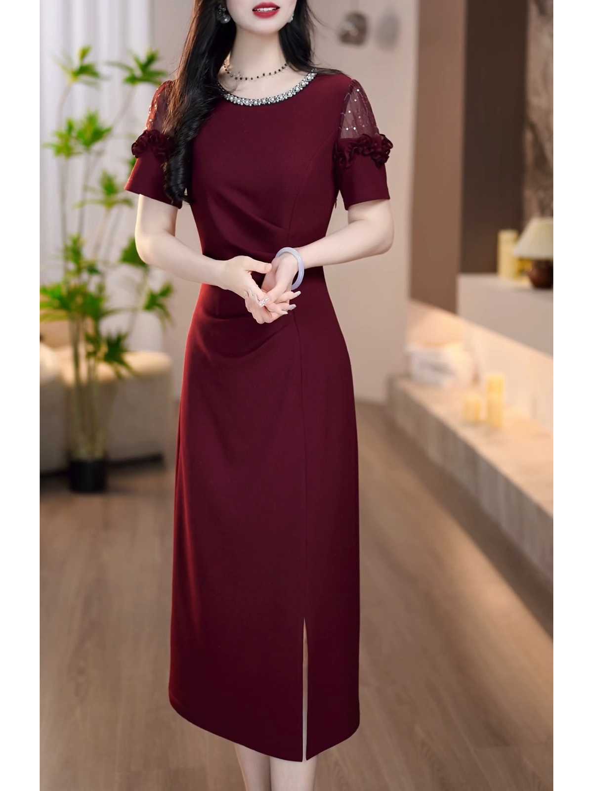 洗練された美しさを引き立てるタイトドレスレース5選