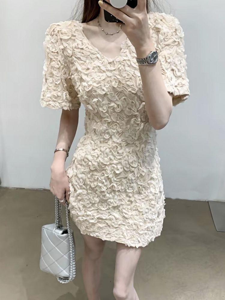 レース ワンピース 花びら舞う立体レースのタイトワンピース