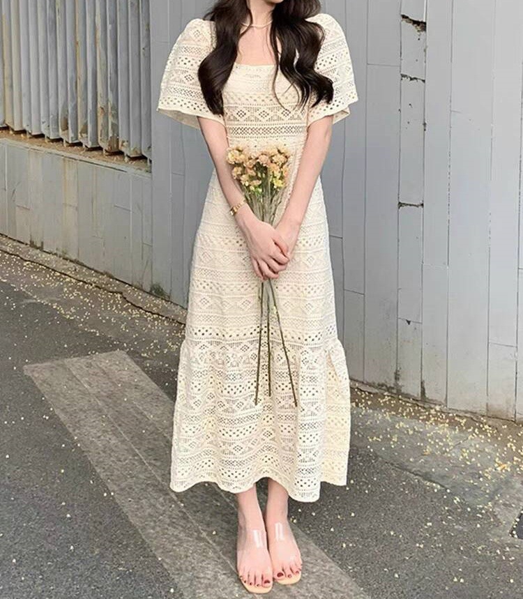  透かし編みレースが美しいスクエアネックロングワンピース