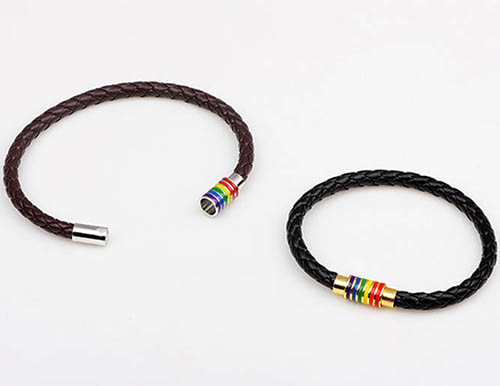 ブレスレットレディース 編み込み革調バングル 磁石留め具 虹色装飾 時計重ね付け対応