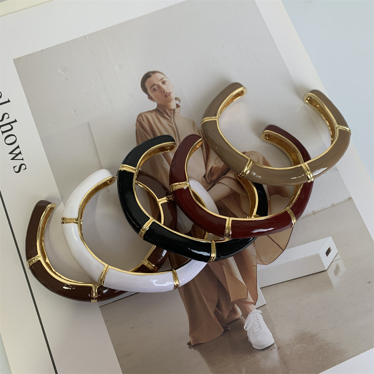 ブレスレットレディース 上品な金属装飾バングル 開口式腕輪 個性的アクセサリー