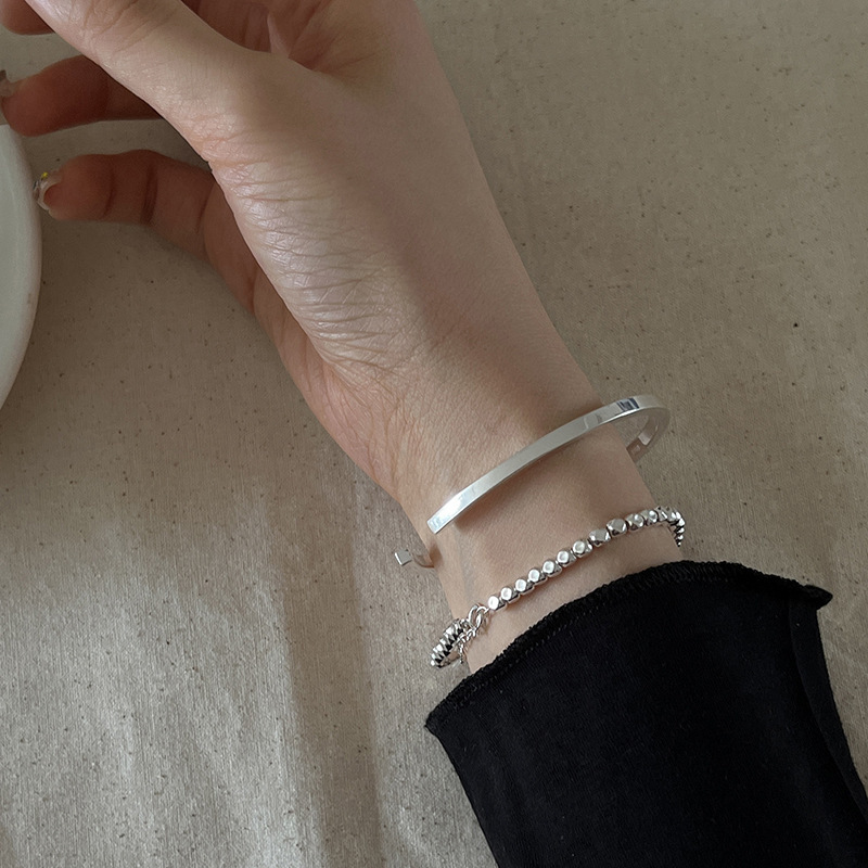 40代女性の品格を高めるレディースブレスレット！自信と魅力が輝くおすすめアイテム5選