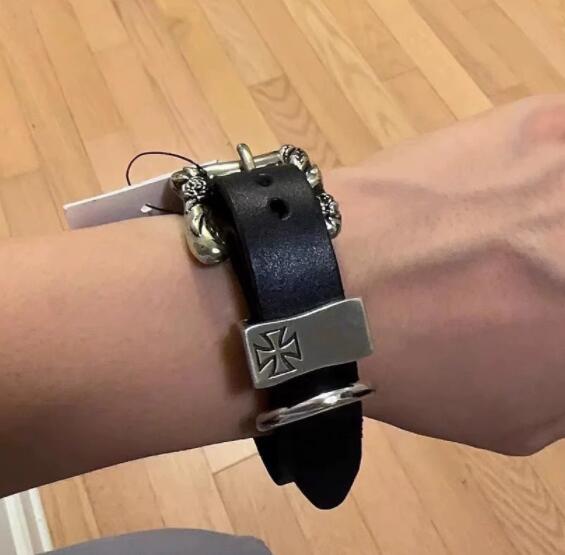 ブレスレットレディース 黒革レザー バングル 十字モチーフ 金属チェーン付き