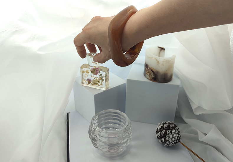 ブレスレットレディース 厚手アクリル方形バングル 軽量腕飾り 女性用