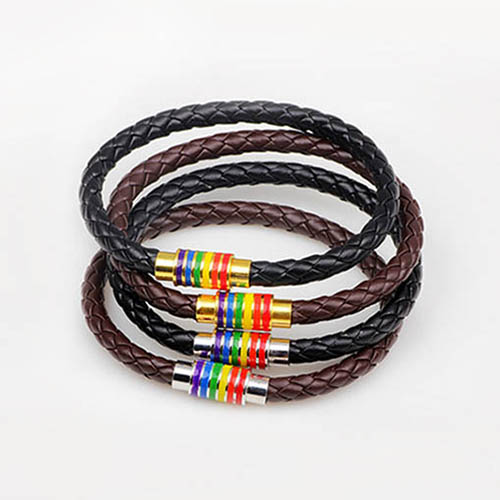 ブレスレットレディース 編み込み革調バングル 磁石留め具 虹色装飾 時計重ね付け対応