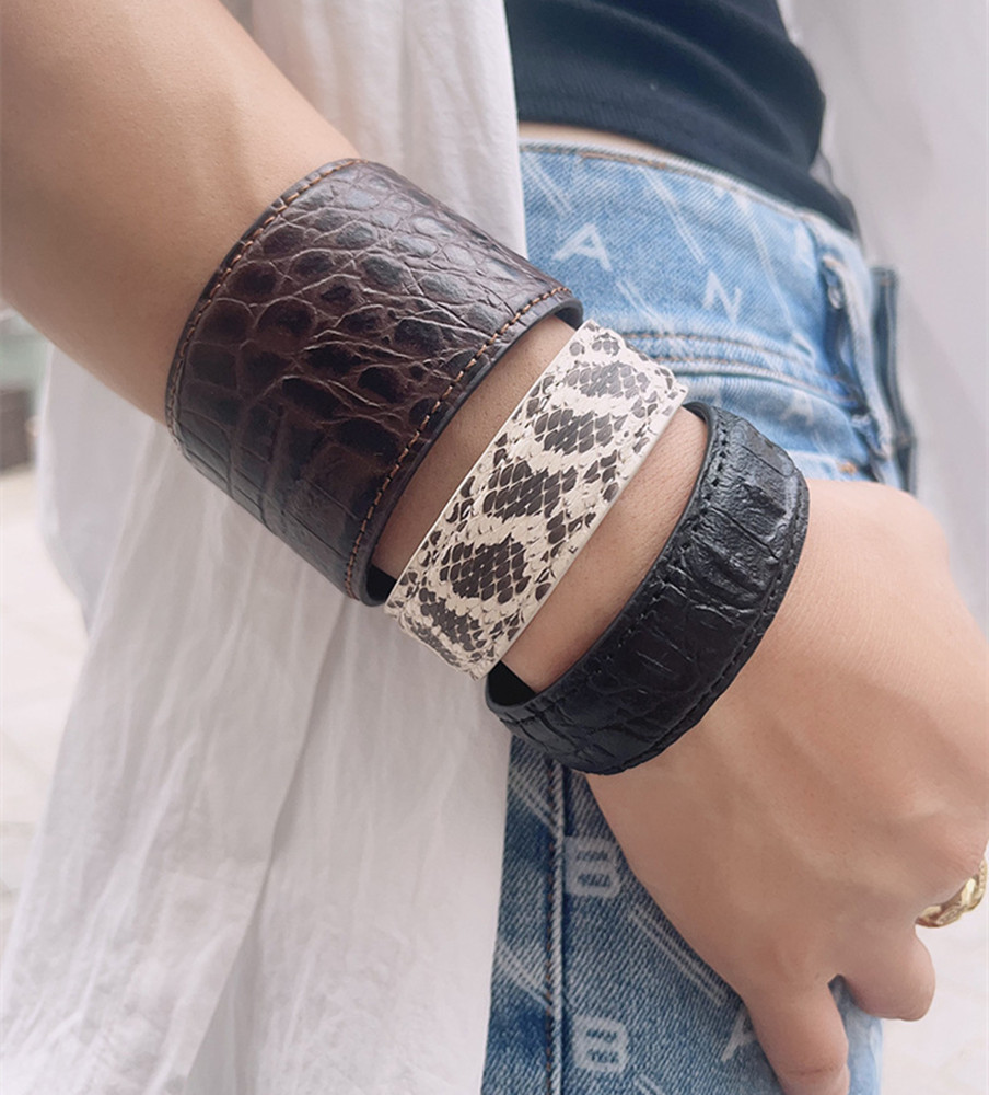 ブレスレットレディース 本革型押しバングル 開口式ワイド腕輪 レディース個性派アクセサリー