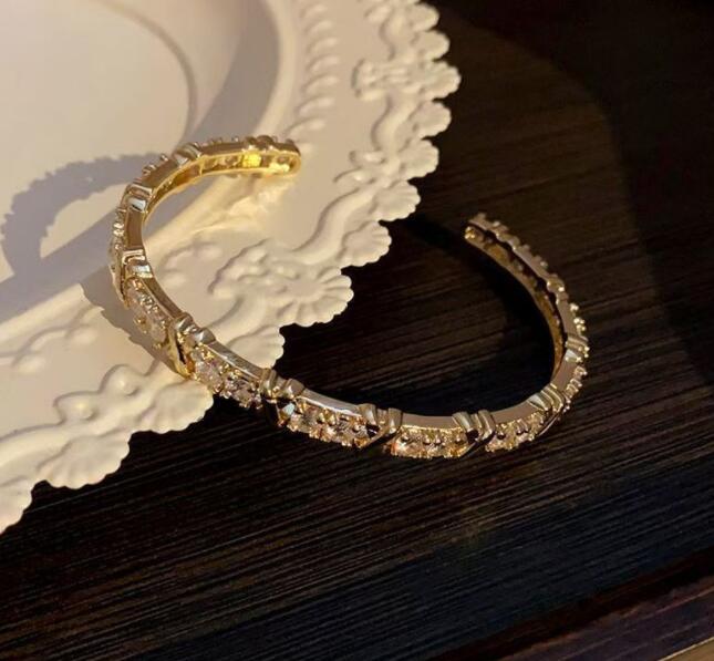 ブレスレットレディース 煌めく石詰めバングル 女性用アクセサリー