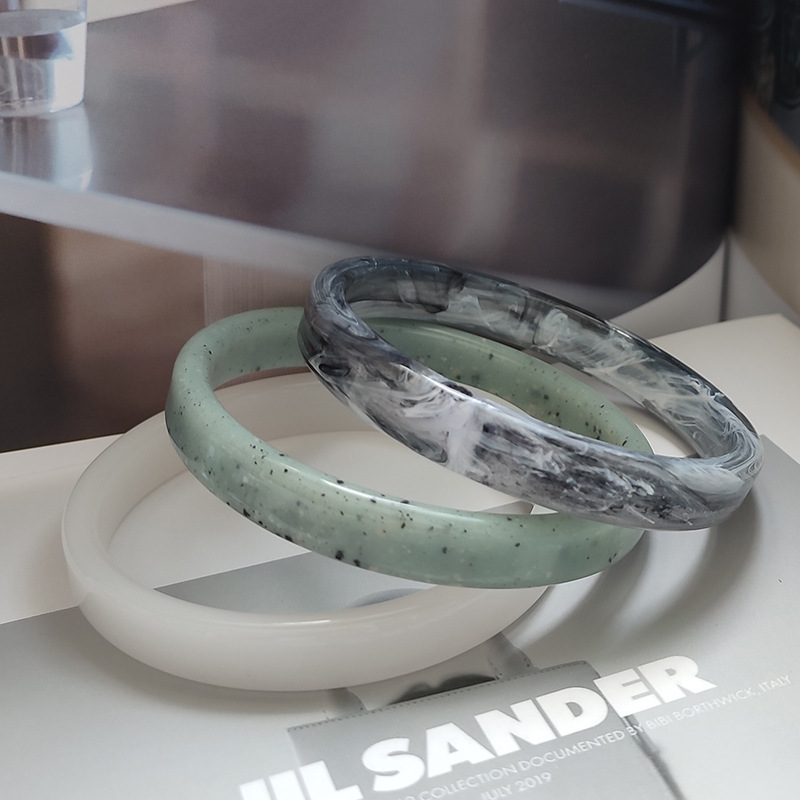 ブレスレットレディース アクリル樹脂バングル 円形幅広 女性用腕飾り