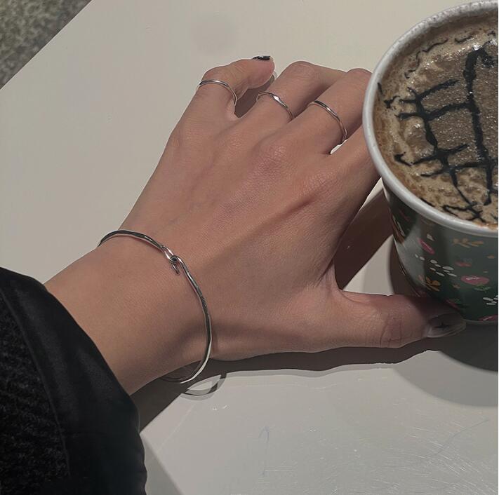 ブレスレットレディース シルバー個性的レディースブレスレット シンプル創意腕輪