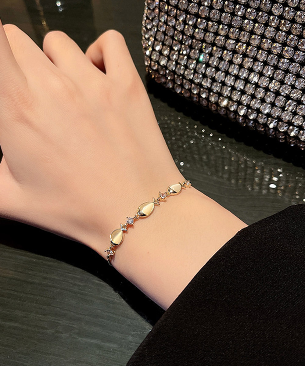 ブレスレットレディース ゴールド小魚モチーフブレスレット華奢バングル