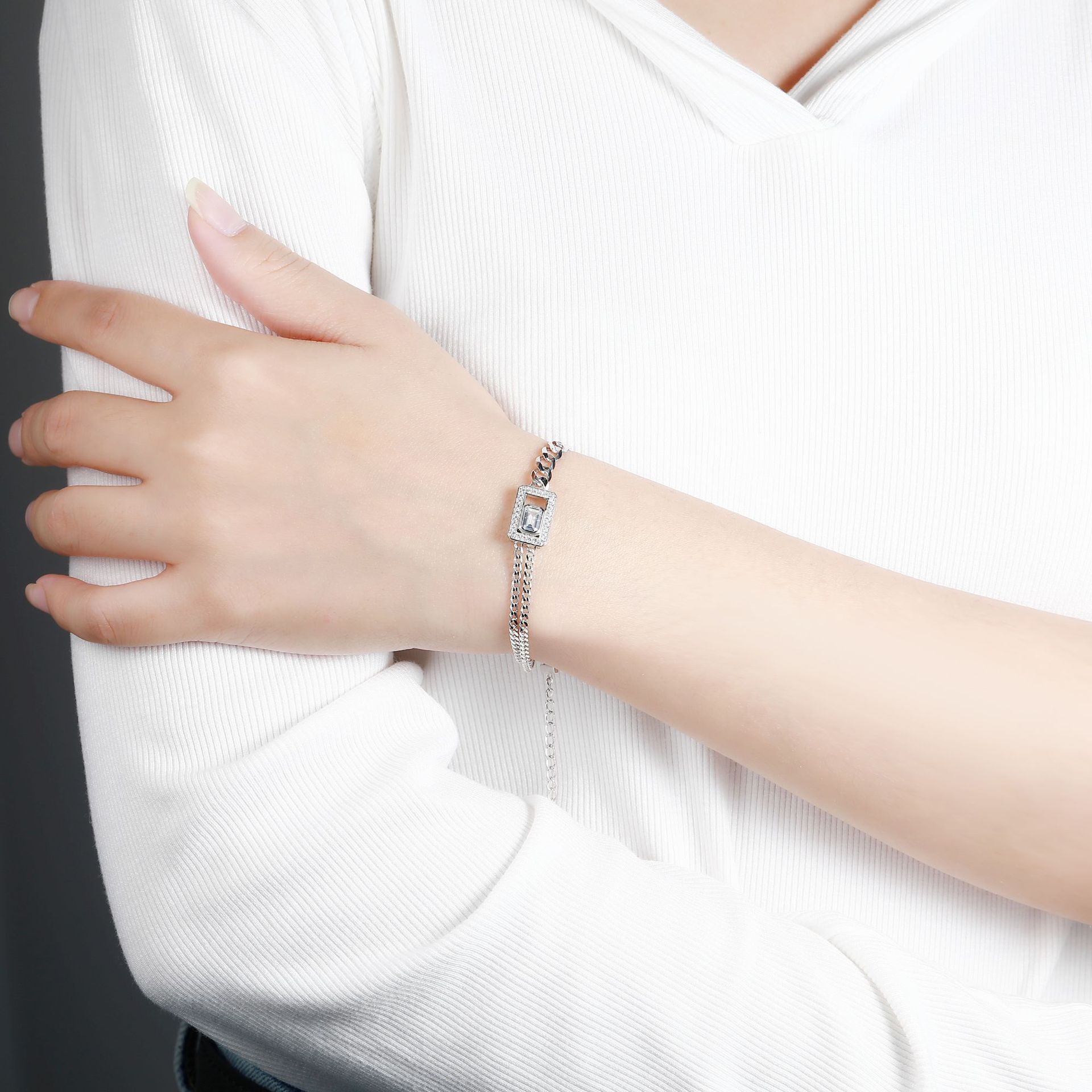 https://fulmo-img-server.com/ladie-brace/bdb16147-bc12-4a0c-bcdd-852a9bca326b.jpg