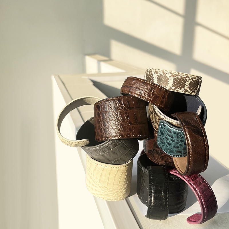 ブレスレットレディース 本革型押しバングル 開口式ワイド腕輪 レディース個性派アクセサリー