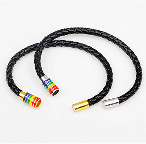 ブレスレットレディース 編み込み革調バングル 磁石留め具 虹色装飾 時計重ね付け対応