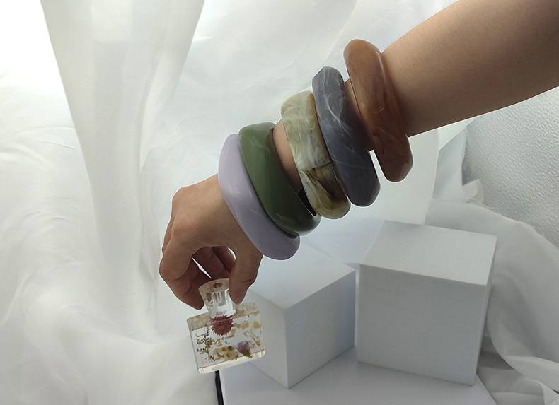 ブレスレットレディース 厚手アクリル方形バングル 軽量腕飾り 女性用