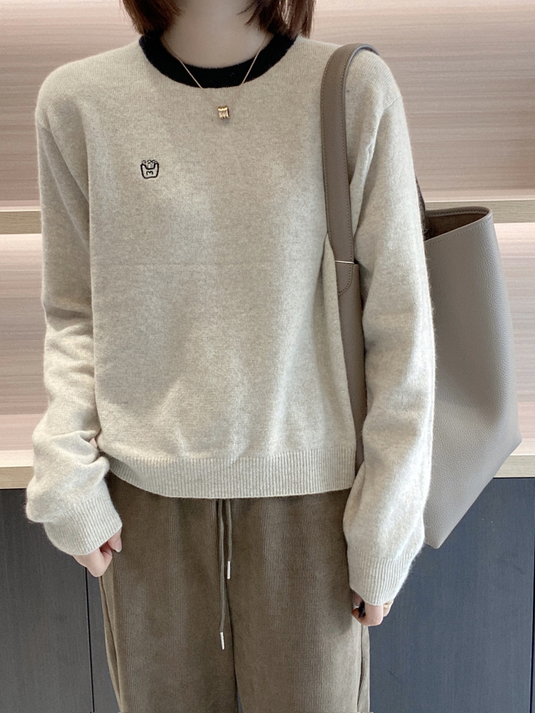 【レディースカジュアルファッション】刺繍入りクルーネックニットプルオーバー｜シンプルで大人かわいいゆるシルエットの秋冬トップス