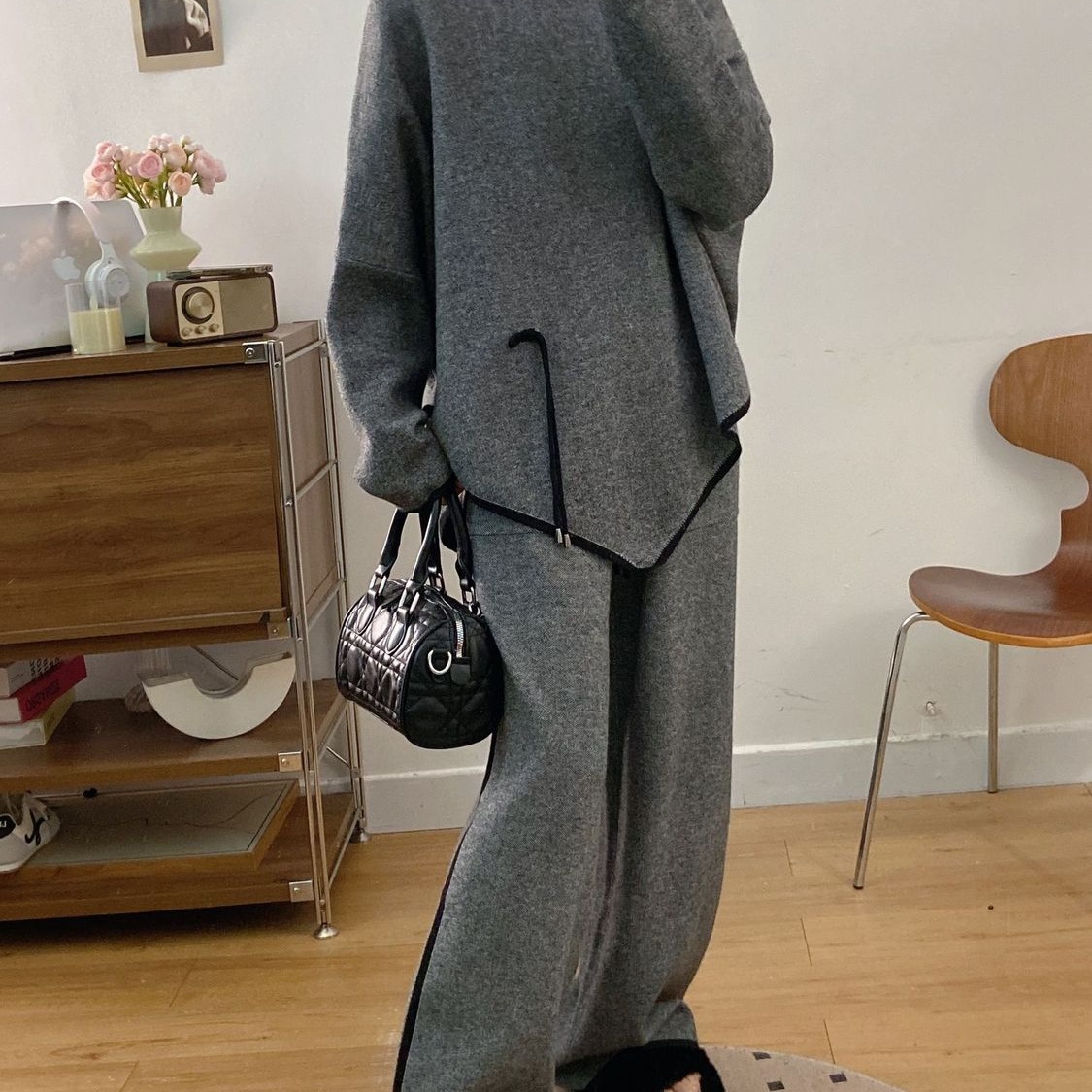 レディースカジュアルファッション リラックス感のあるニットトップスとワイドパンツの上下セット