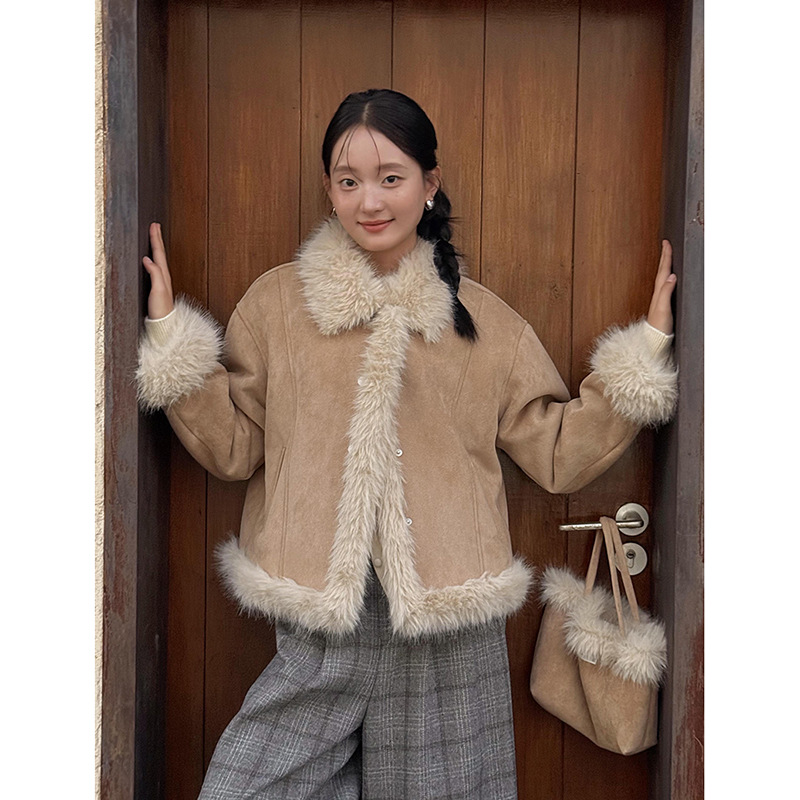 【レディースカジュアルファッション】ヴィンテージムード漂うフェイクムートン×ふんわりファー｜ショートジャケット