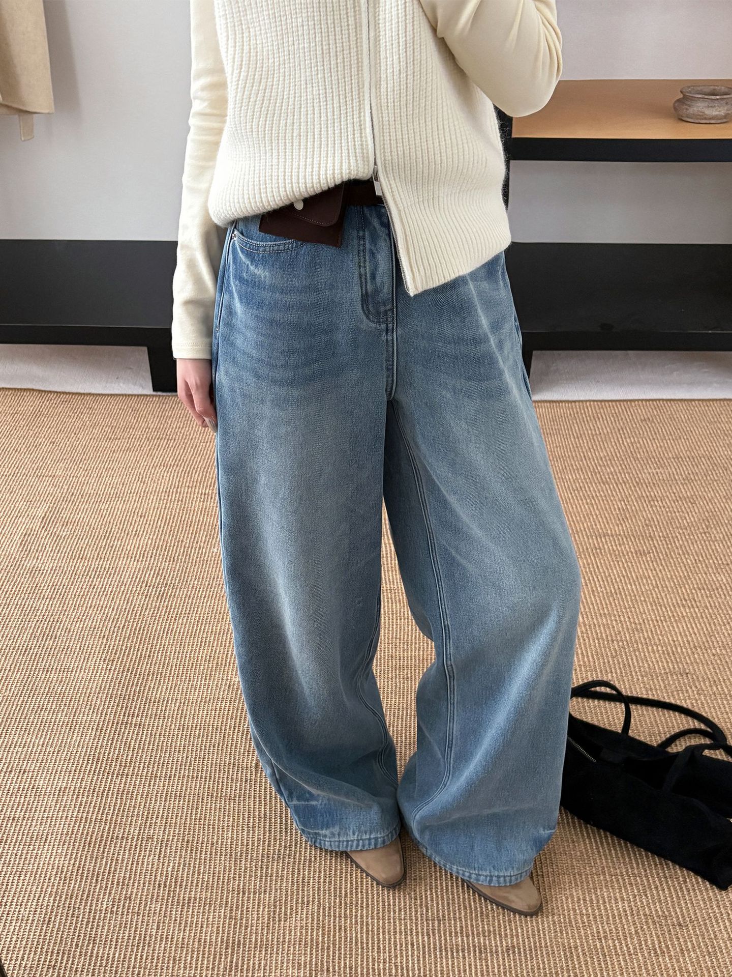 レディースカジュアルファッション ゆったりシルエットのワイドデニムパンツ