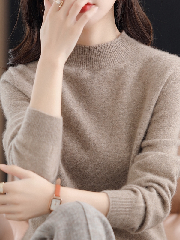 【レディースカジュアルファッション】上品ブラックのハイネックニット｜細見えシルエットで大人の洗練スタイルを叶える秋冬トップス