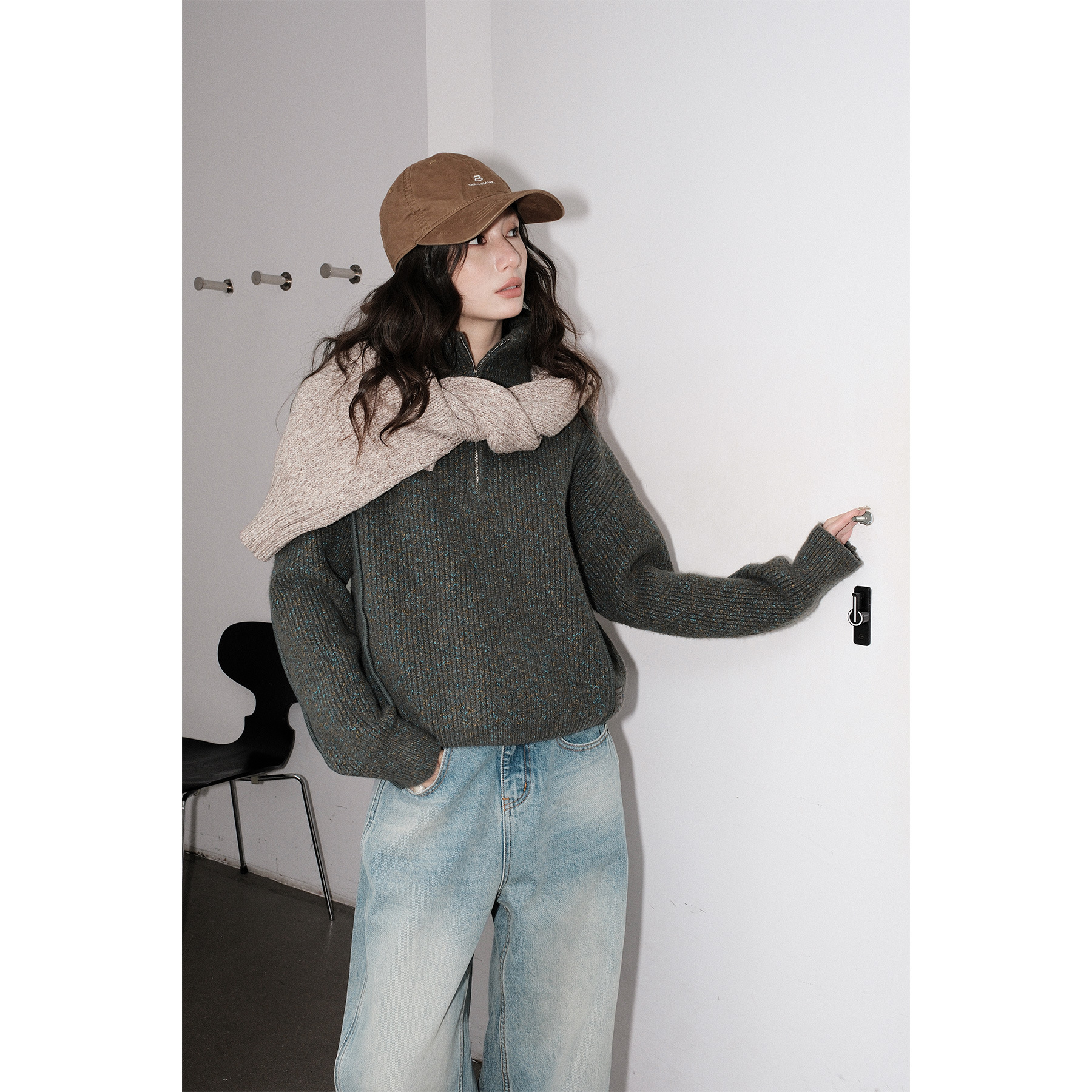 【レディースカジュアルファッション】立体編み×ゆるモード｜大人の抜け感をつくるジップアップニットパーカー