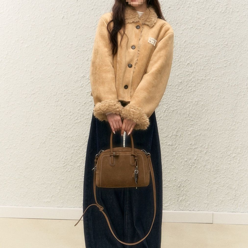 【レディースカジュアルファッション】ふんわり上品フェイクファー×スエード調ショートコート｜大人可愛い“もこふわ”アウター
