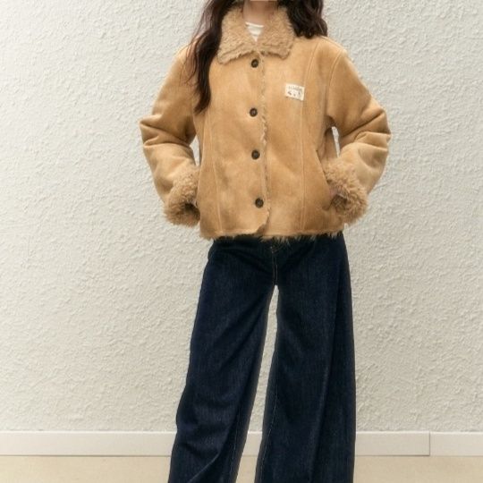 【レディースカジュアルファッション】ふんわり上品フェイクファー×スエード調ショートコート｜大人可愛い“もこふわ”アウター