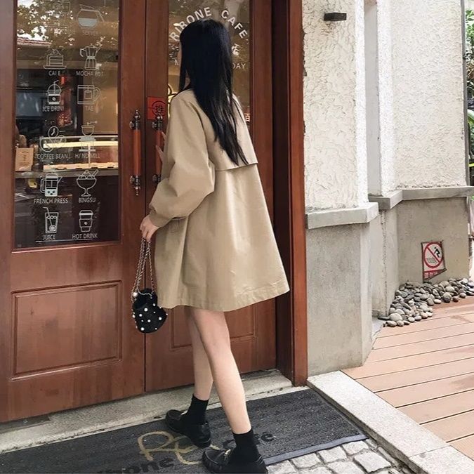 【レディースカジュアルファッション】軽やかモード×ゆるリラックス｜こなれ感をまとえるミドル丈トレンチコート