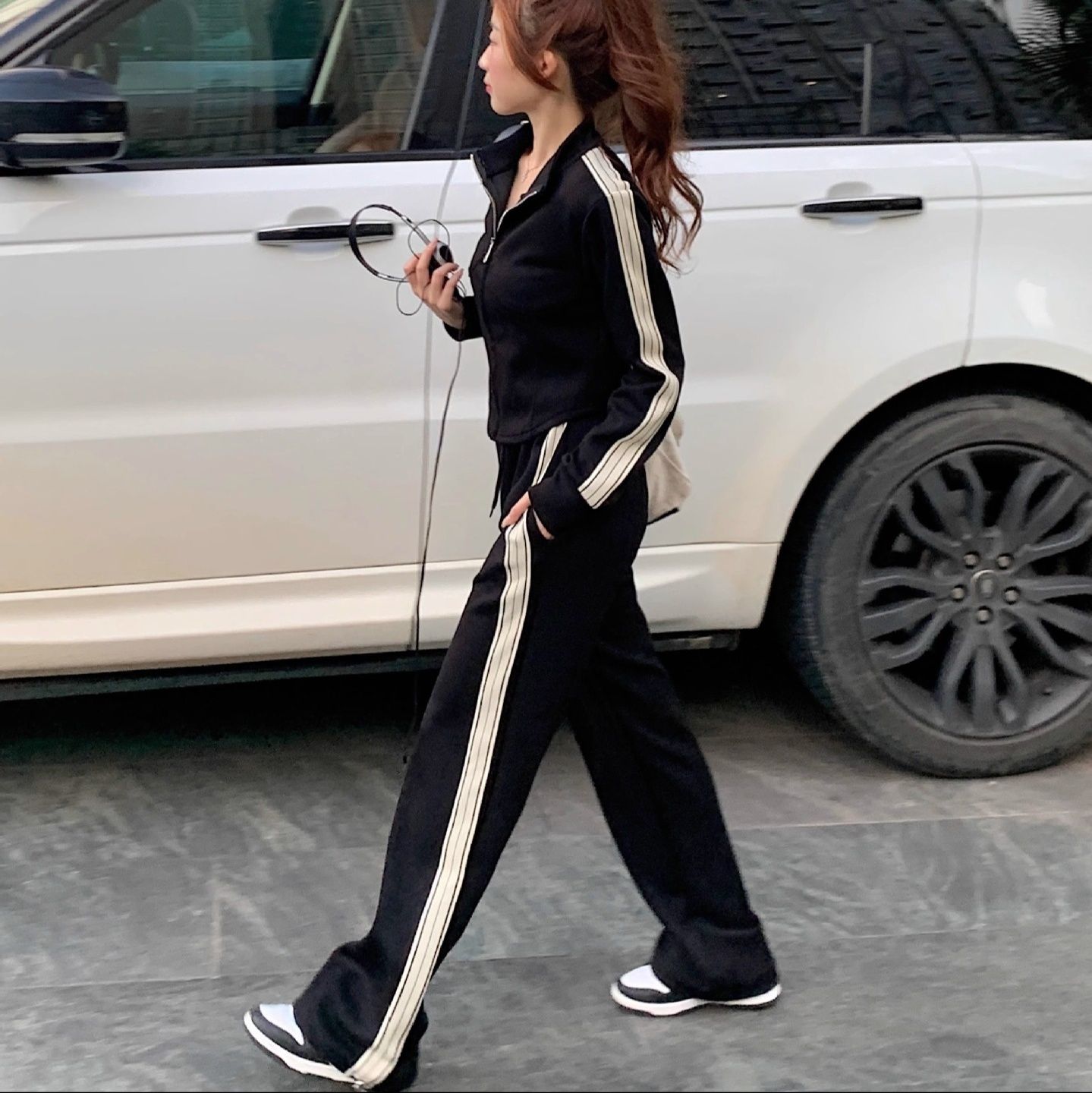 【レディースカジュアルファッション】品よく細見え×都会的リラックス｜脚長ラインが際立つ大人のニットセットアップ