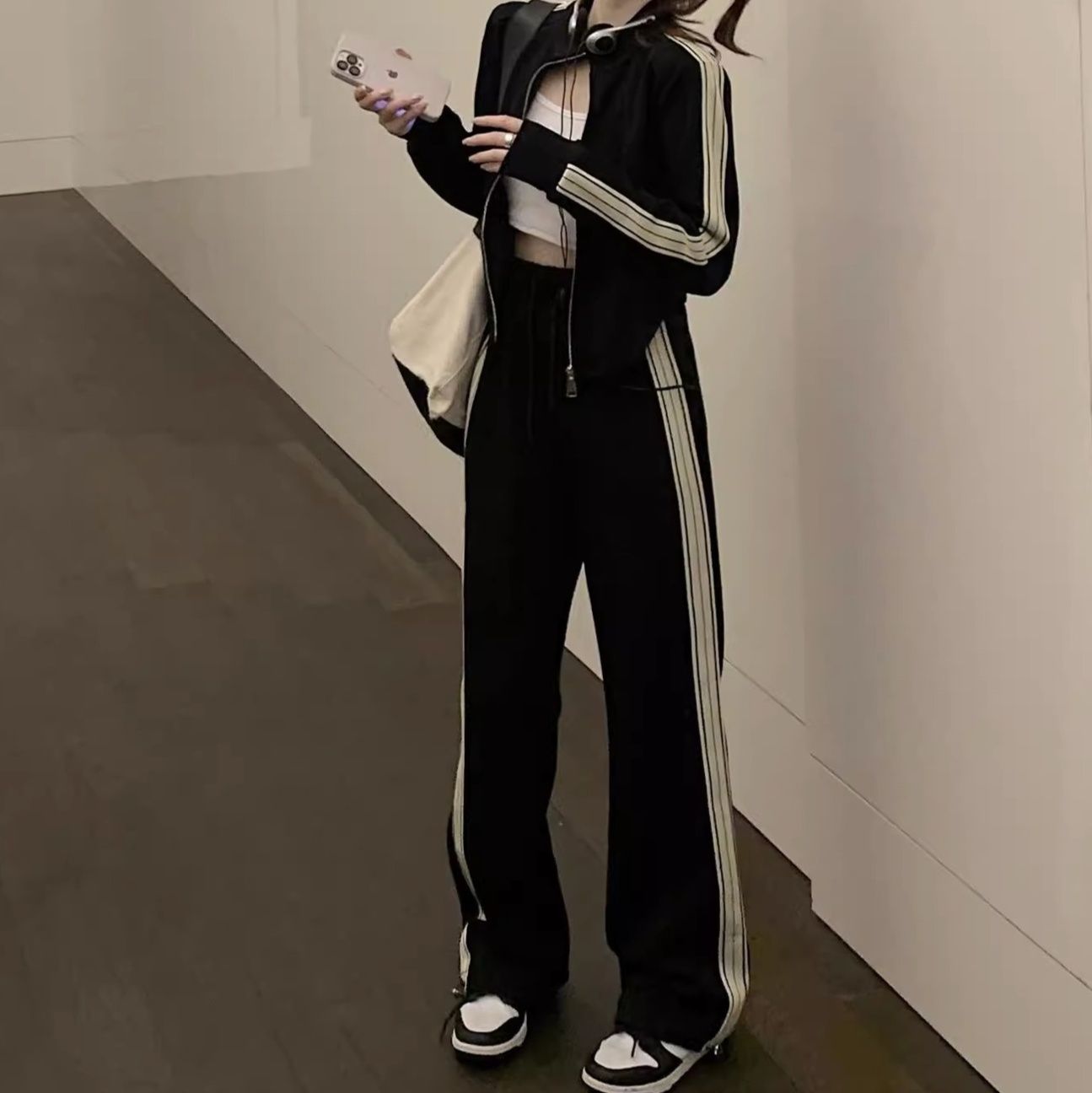 【レディースカジュアルファッション】品よく細見え×都会的リラックス｜脚長ラインが際立つ大人のニットセットアップ