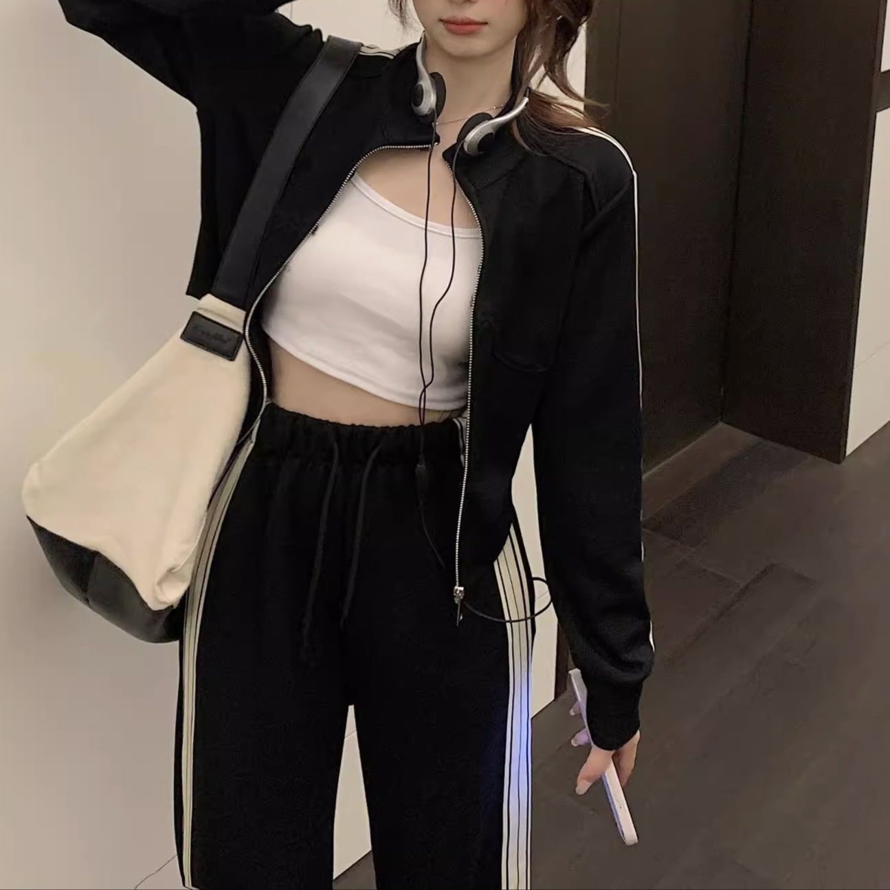 【レディースカジュアルファッション】品よく細見え×都会的リラックス｜脚長ラインが際立つ大人のニットセットアップ