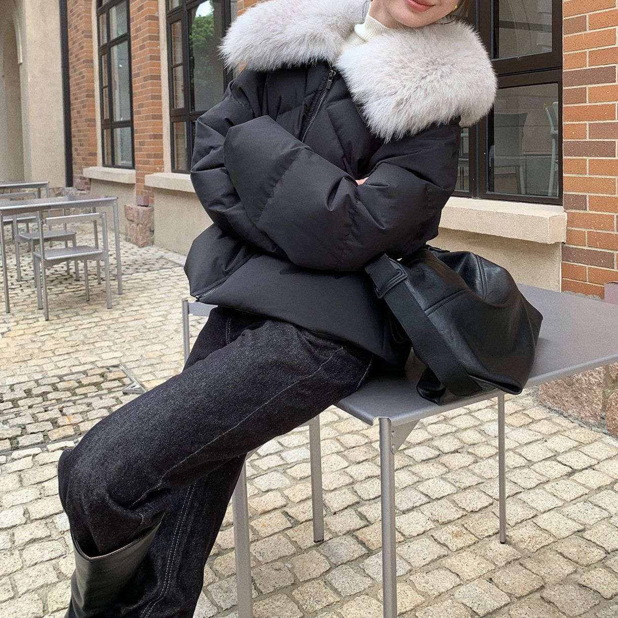 【レディースカジュアルファッション】  ラグジュアリーな存在感｜極暖フェイクファー×ショートダウンジャケット