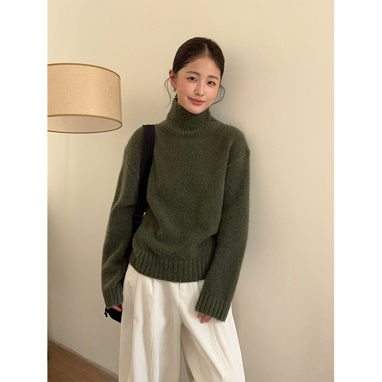 レディースカジュアルファッション ふんわり素材のタートルネックニットセーター