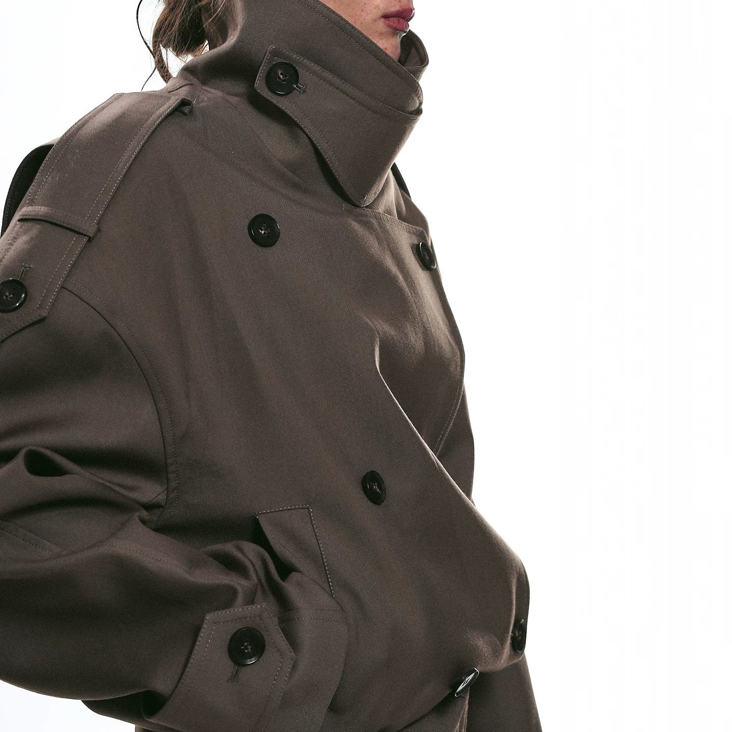 【レディースカジュアルファッション】エレガントな立体ハイネック×ウエストベルト｜クラシックムード漂うショートコート