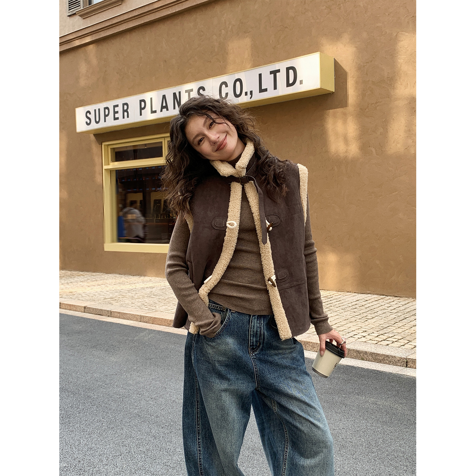 【レディースカジュアルファッション】ふんわり柔らかファーベスト×ウッドボタン｜着るだけで高見えするあったか立体ベスト