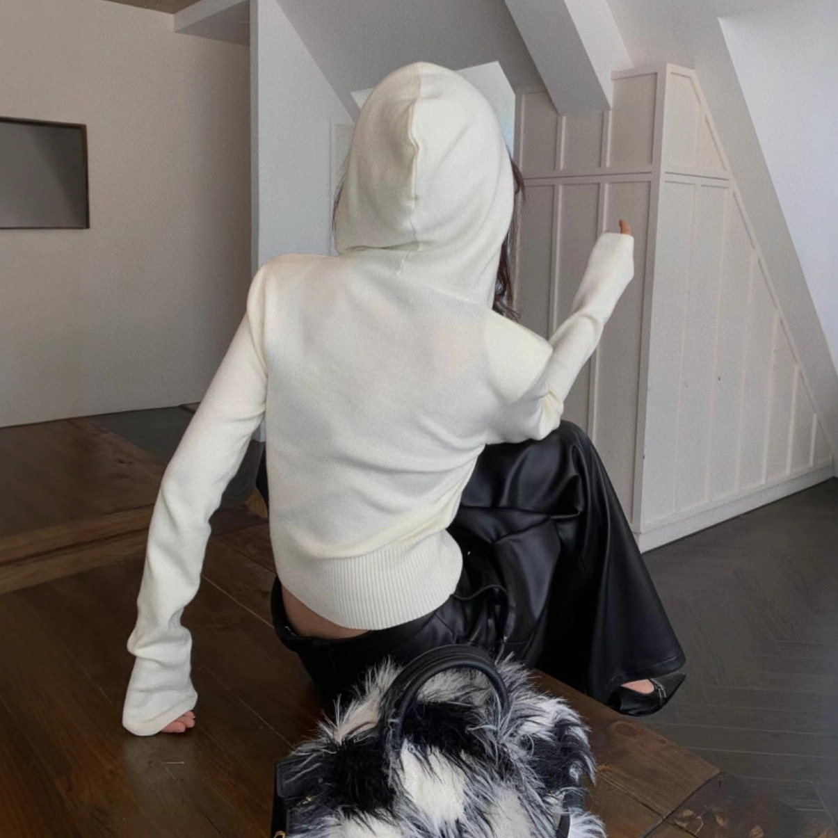 【レディースカジュアルファッション】ゆる抜け感ニット×贅沢フェイクファー｜冬映えする上品ムードのショートコート