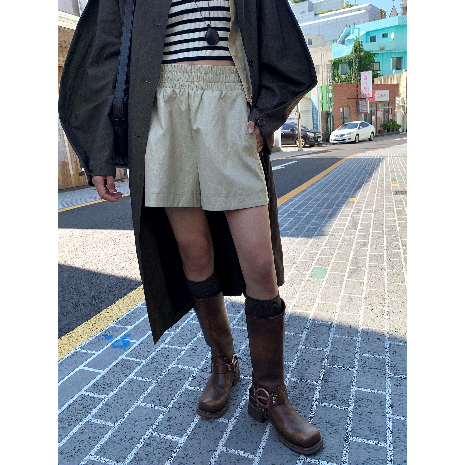 レディースカジュアルファッション 光沢合成皮革ゴムウエストショートパンツ